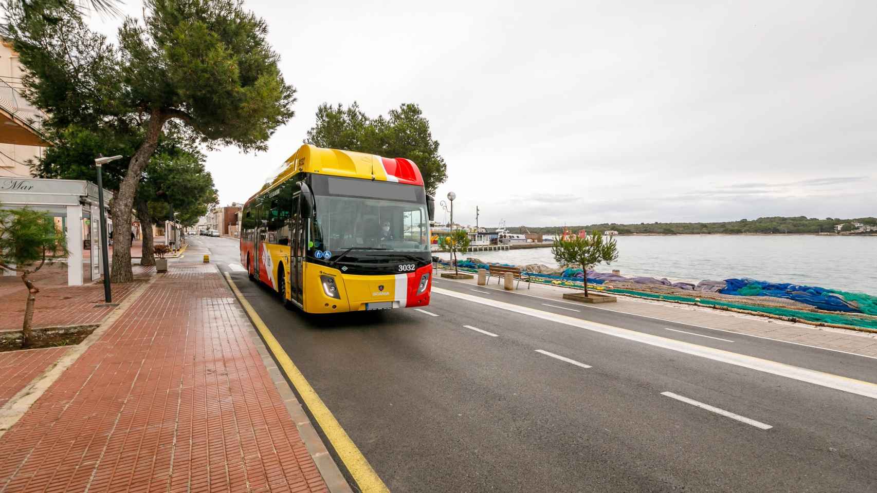 Imagen de un autobús de Sagalés en un servicio regular en Mallorca