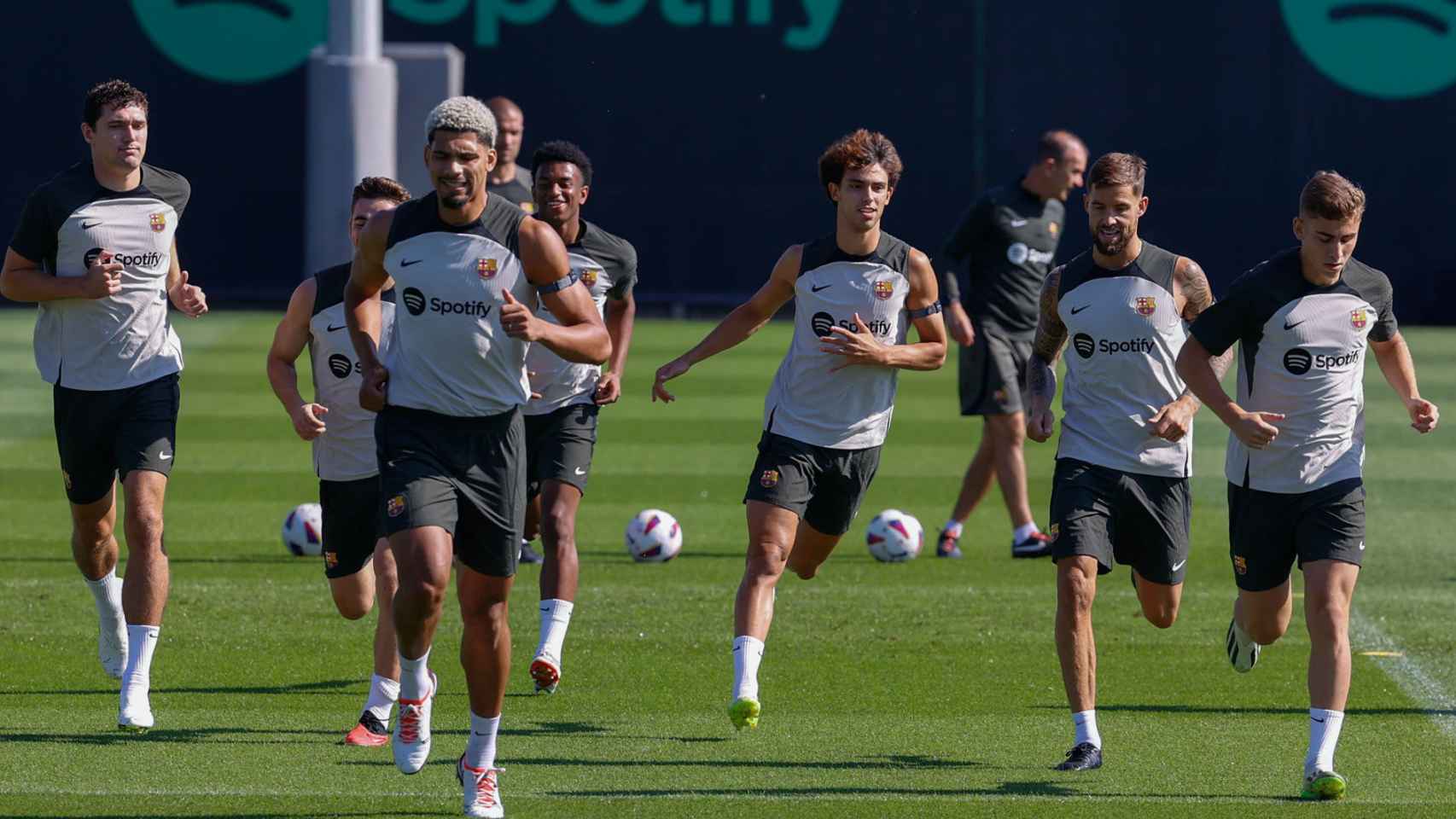 Los jugadores del FC Barcelona, durante un entrenamiento en la Ciutat Esportiva