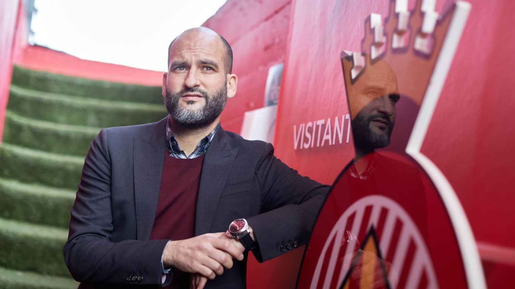 Pere Guardiola, junto al escudo del Girona