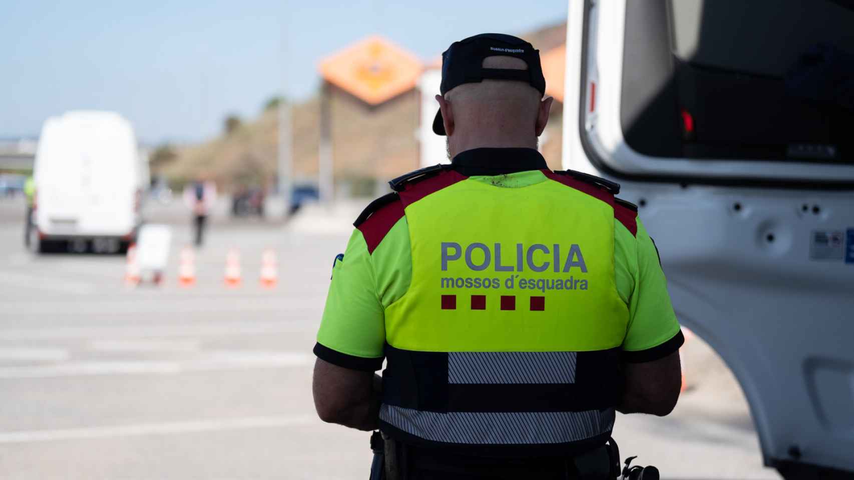 Un agente de Mossos realizando un control en la autopista AP-7, en una imagen de archivo