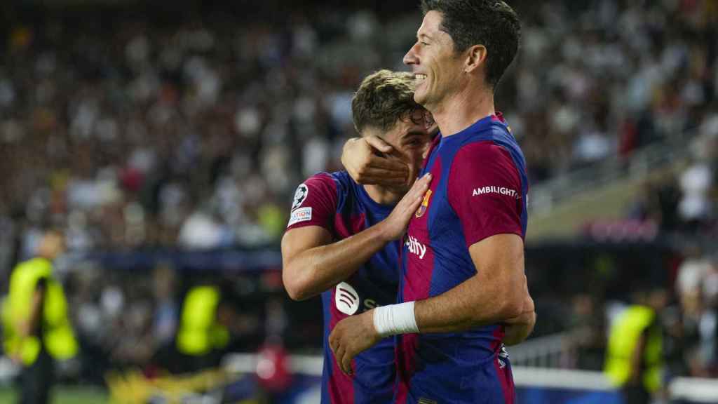 Robert Lewandowski, celebrando un gol con Gavi en el Barça