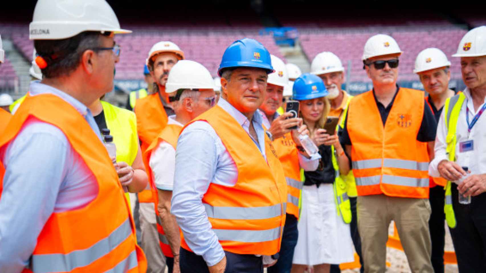 Laporta visita las obras del Cam Nou