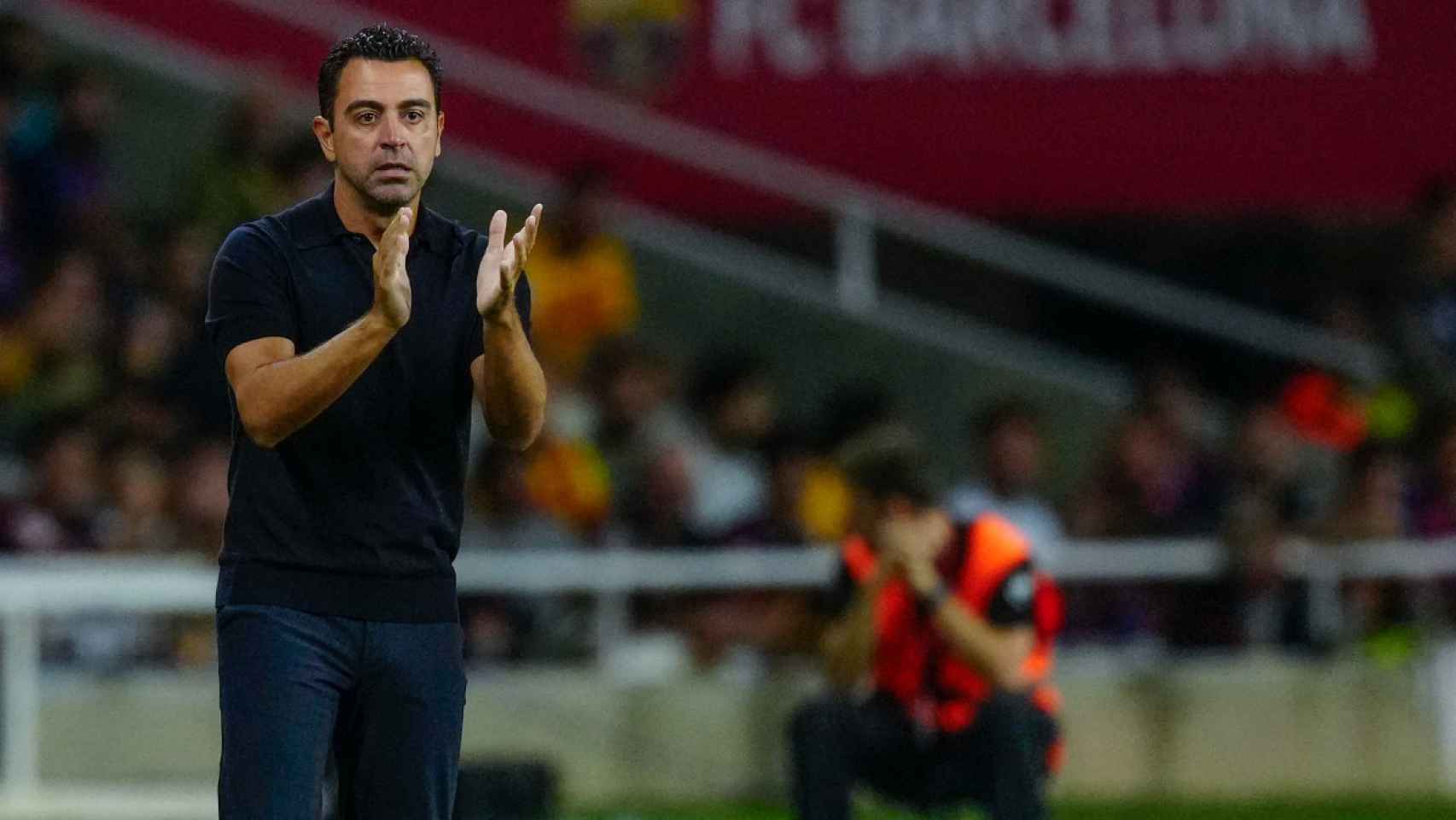 Xavi Hernández aplaude a los futbolistas del Barça contra el Sevilla