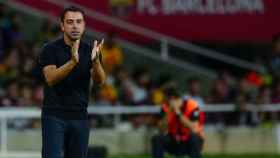 Xavi Hernández aplaude a los futbolistas del Barça contra el Sevilla