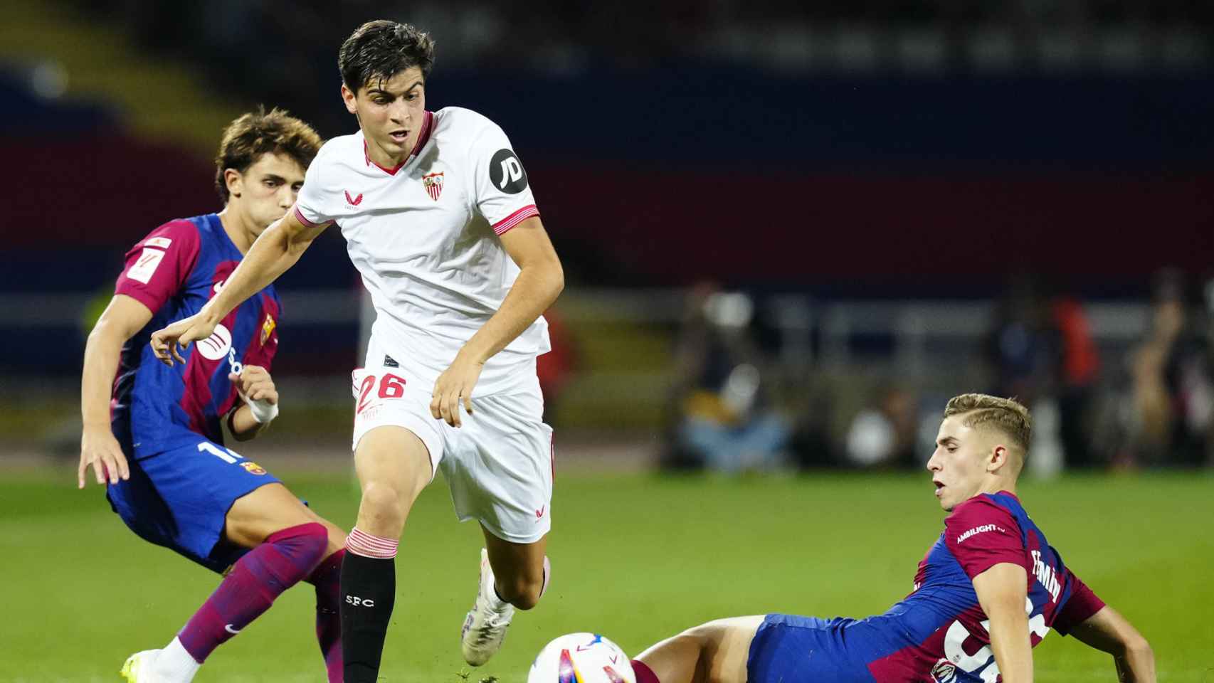 Joao Félix y Fermín López disputan un balón contra Juanlu Sánchez