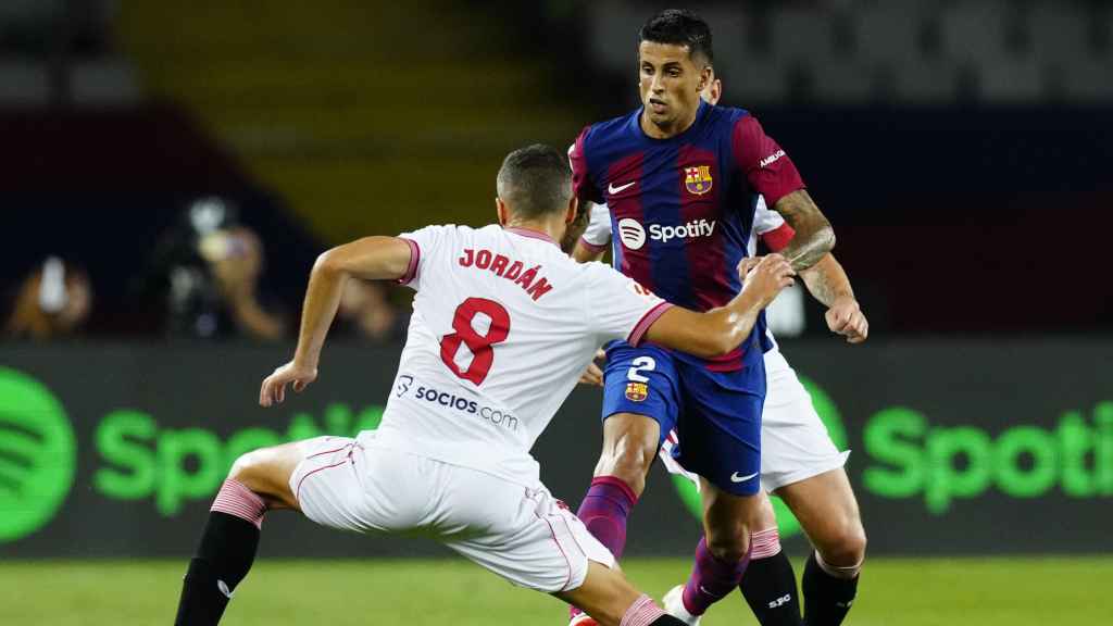 Cancelo, progresando en ataque contra el Sevilla