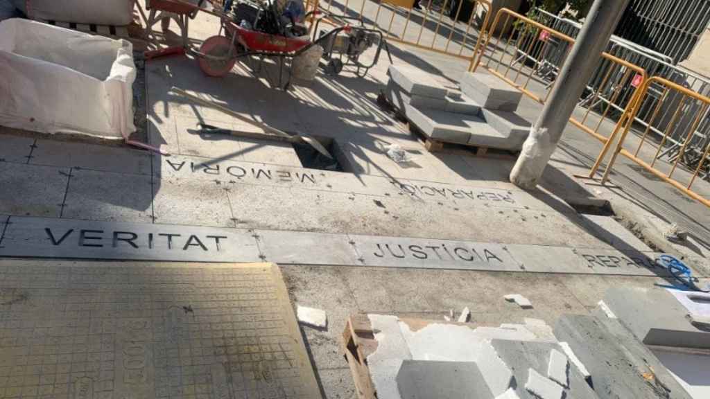 Los operarios municipales han colocado este viernes unas baldosas a escasos metros de la puerta principal de la Jefatura Superior de Cataluña con las palabras “justicia”, “reparación”, “memoria” y “verdad”