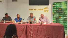 De izquierda a derecha: el responsable de Sectores Agrícolas de Unió de Pagesos, Miquel Piñol; el miembro de la sectorial de Fruta Dulce, Xavier Gorgues; el responsable nacional de Fruta Dulce, Jaume Gardeñes, y el miembro de la comisión permanente del Segrià, Nèstor Serra