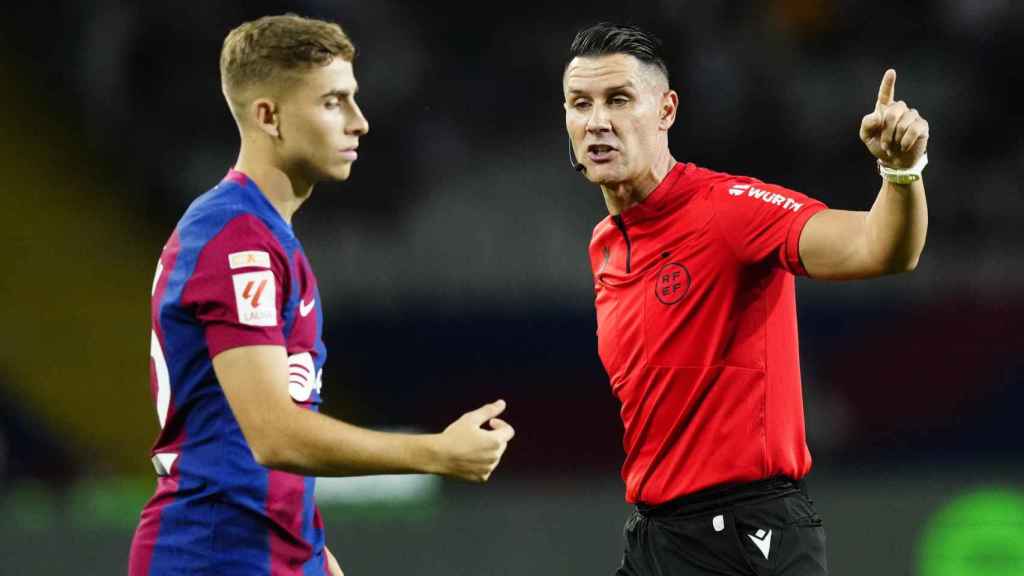 Fermín, junto al árbitro Ortiz Arias, en el Barça-Sevilla