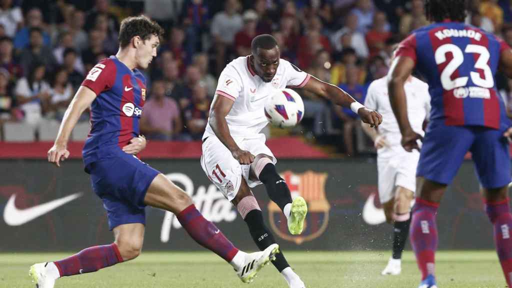 Andreas Christensen y Jules Koundé tapan un tiro de Dodi Lukebakio