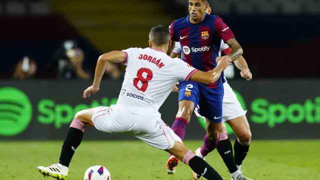 Joao Cancelo encara a Joán Jordan en el Barça-Sevilla