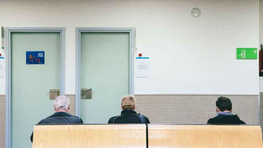 Pacientes en un centro de atención primaria en Barcelona