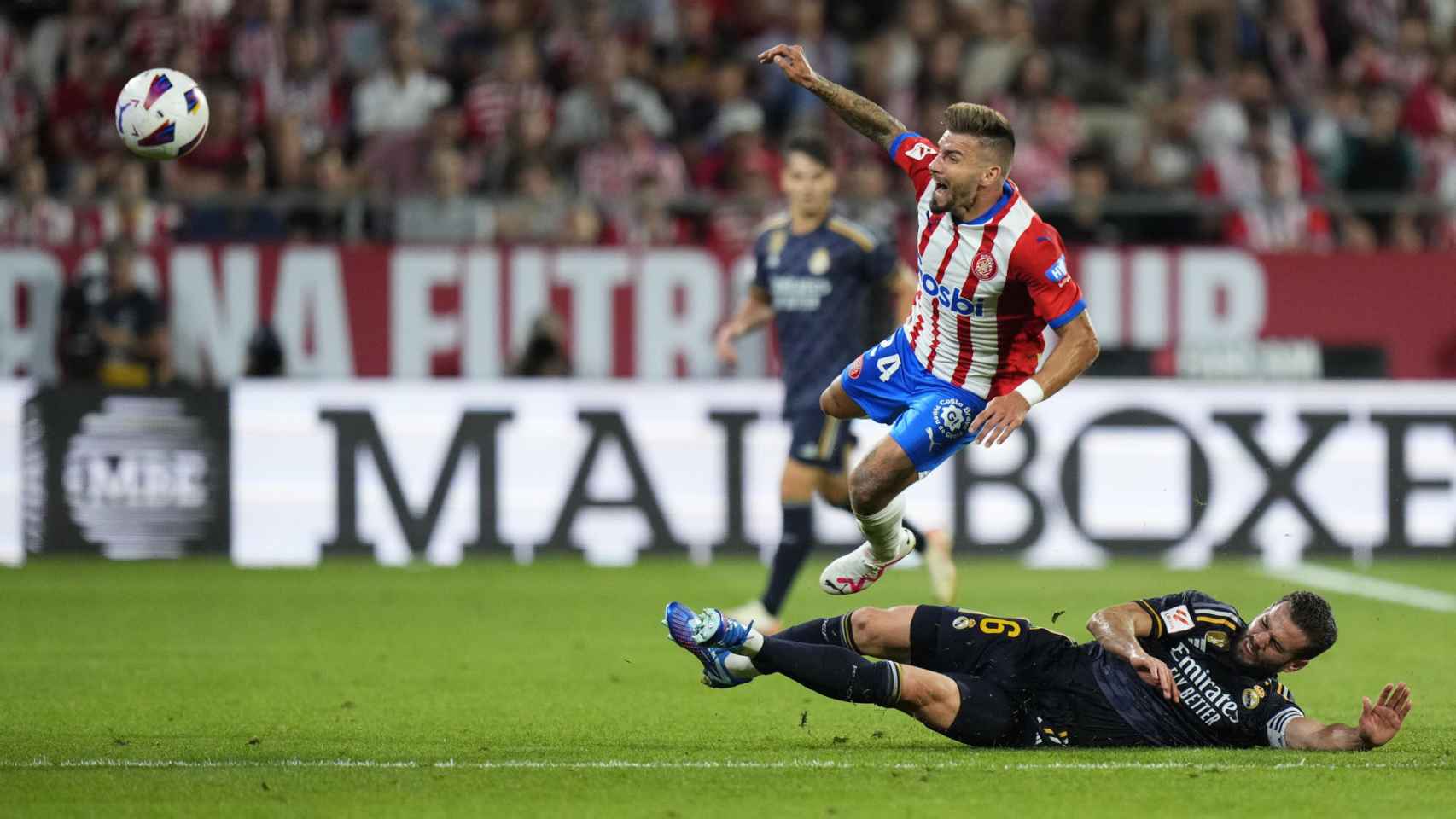 La entrada que ha causado la expulsión de Nacho Fernández en el Girona-Real Madrid