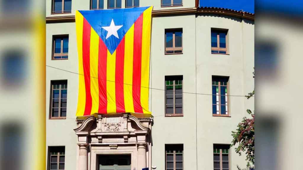 Imagen del Colegi Verd de Girona con la estelada gigante