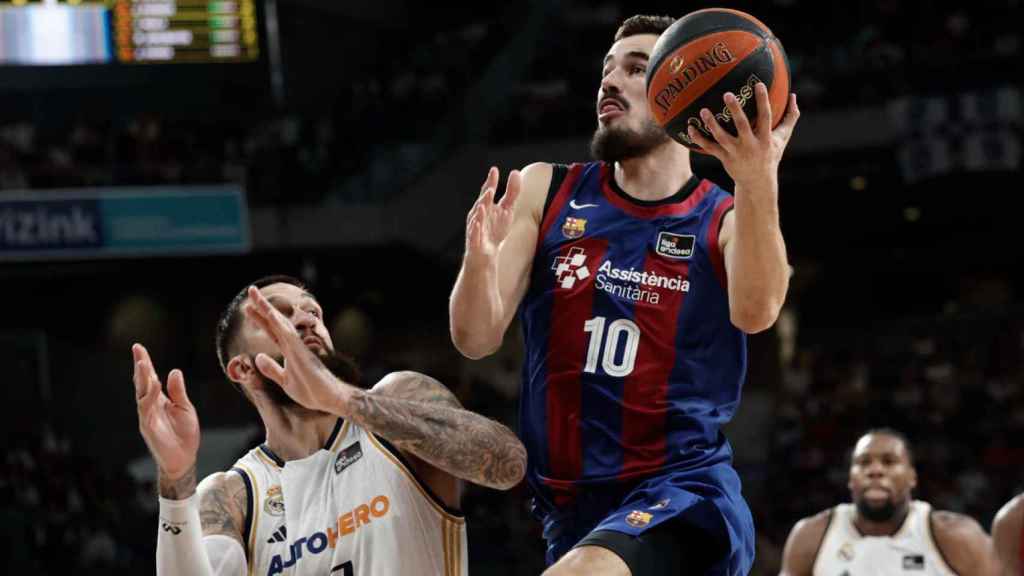 Nikola Kalinic, en una penetración ante Vincent Poirier durante el clásico