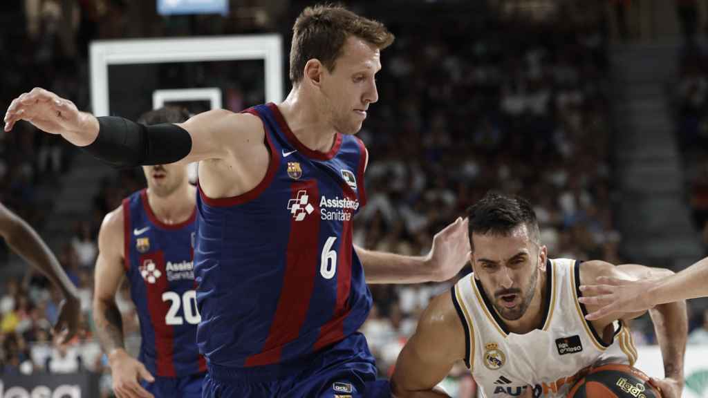 Jan Vesely defiende a Facundo Campazzo en el clásico de Liga Endesa