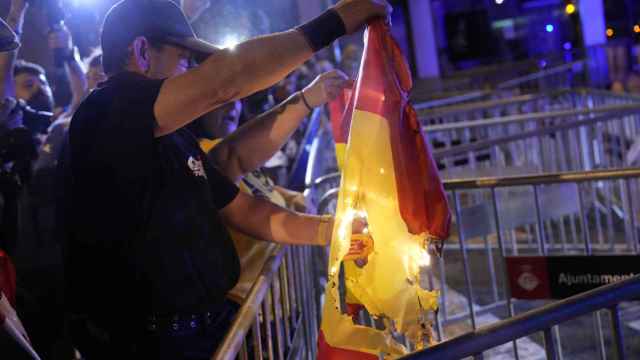 Los CDR, quemando banderas ante la Comandancia de Zona de la Guardia Civil en Barcelona