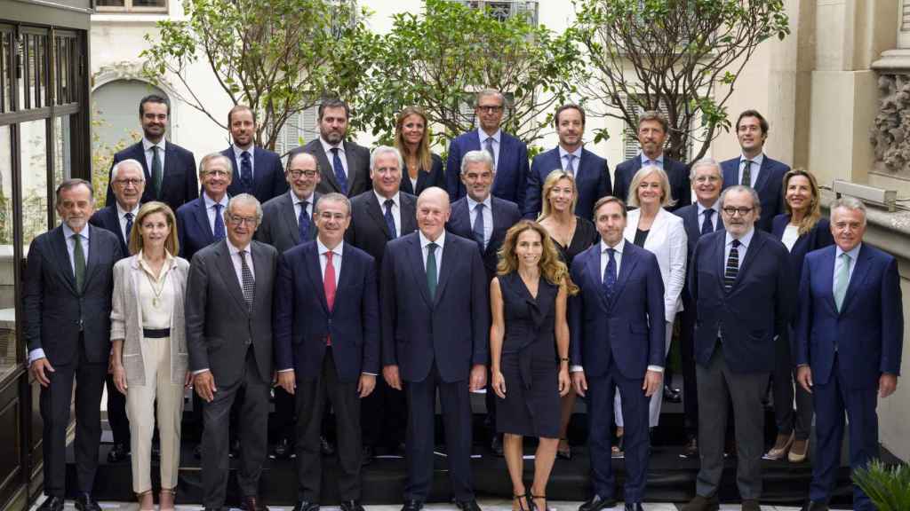 De izquierda a derecha, desde abajo: Martín Navaz, Isabel Estany, Luis Conde, Ignacio Marull, Enrique Lacalle, Eva Moll, Antonio Gámiz, Ignacio Garmendia, Pere Guardiola, Ricardo Fernández-Deu, Luis Badrinas, Jordi Casas, José María Cardellach, Dani Puig, Anna Gener, Silvia Parés, Tirso Gracia, Aurora Sanz, Miguel Tarazón, Paco Guarner, Sergio Martínez, Julia García-Valdecasas, Luis Sans, Juan María Nin, Alberto Missé y Guillermo Galofré