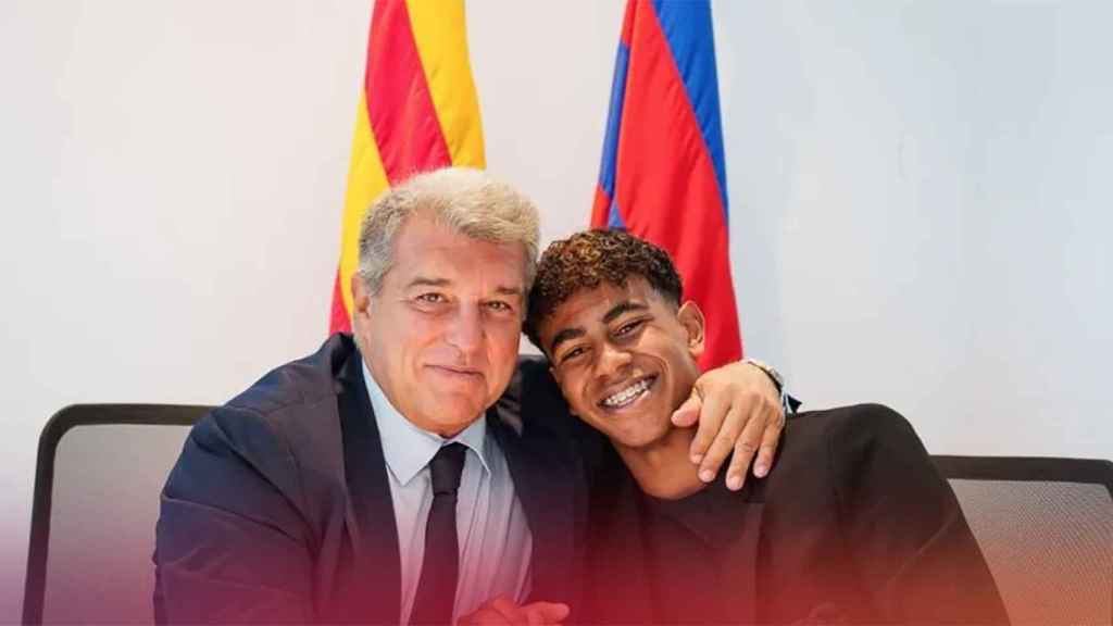 Joan Laporta y Lamine Yamal, durante la renovación de contrato