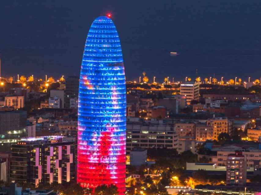 Torre Agbar de noche