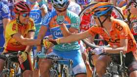 Dos ciclistas se saludan a la salida de una carrera