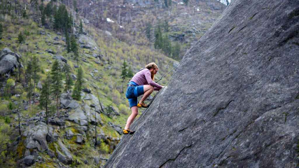 Hombre escalando