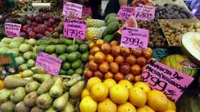 Parada con frutas en un mercado