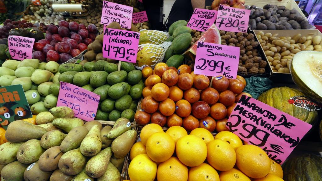 Parada con frutas en un mercado