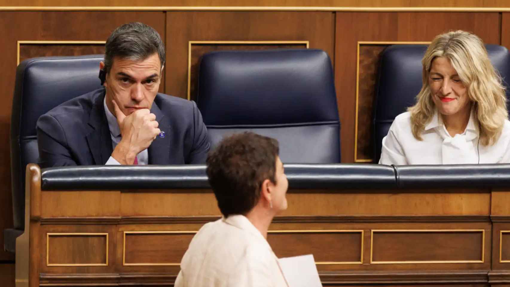 Pedro Sánchez, líder del PSOE, junto a su socia de Sumar, Yolanda Díaz, ante Mertxe Aizpurua (Bildu), en el Congreso