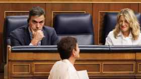 Pedro Sánchez, líder del PSOE, junto a su socia de Sumar, Yolanda Díaz, ante Mertxe Aizpurua (Bildu), en el Congreso