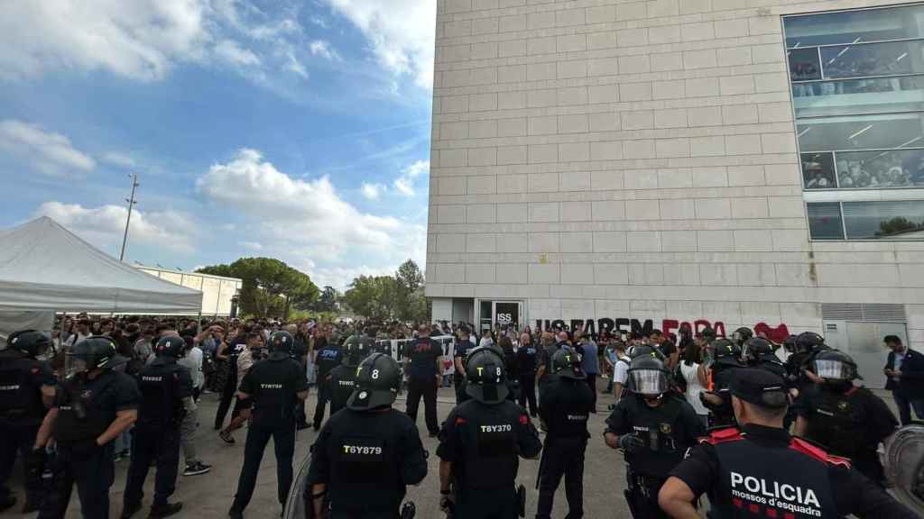 Cordón policial alrededor de la carpa de S'Ha Acabat! en la UAB