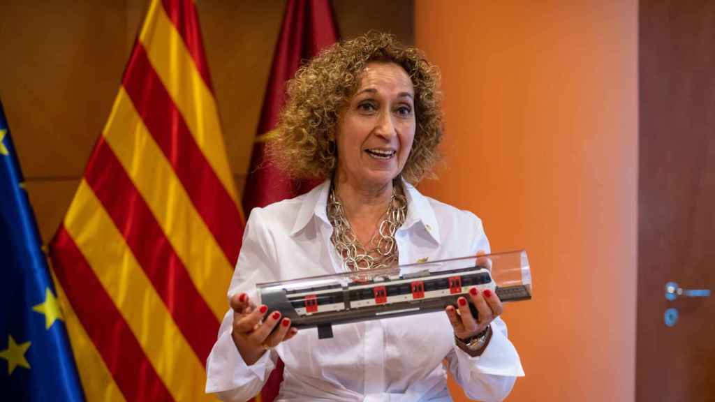 La 'consellera' Ester Capella (ERC), con un tren de Rodalies de Renfe en miniatura