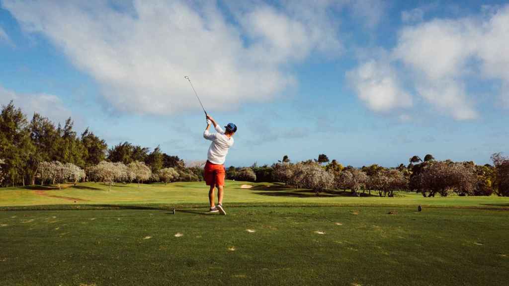 Hombre jugando a golf