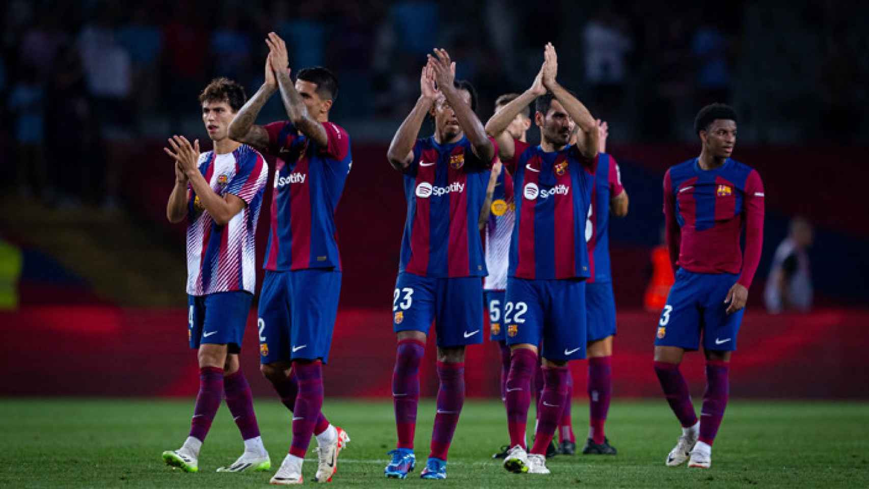 Los jugadores del Barça aplauden a la afición presente en Montjuïc