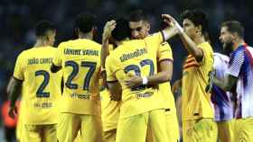 Los jugadores del Barça celebran el gol de Ferran
