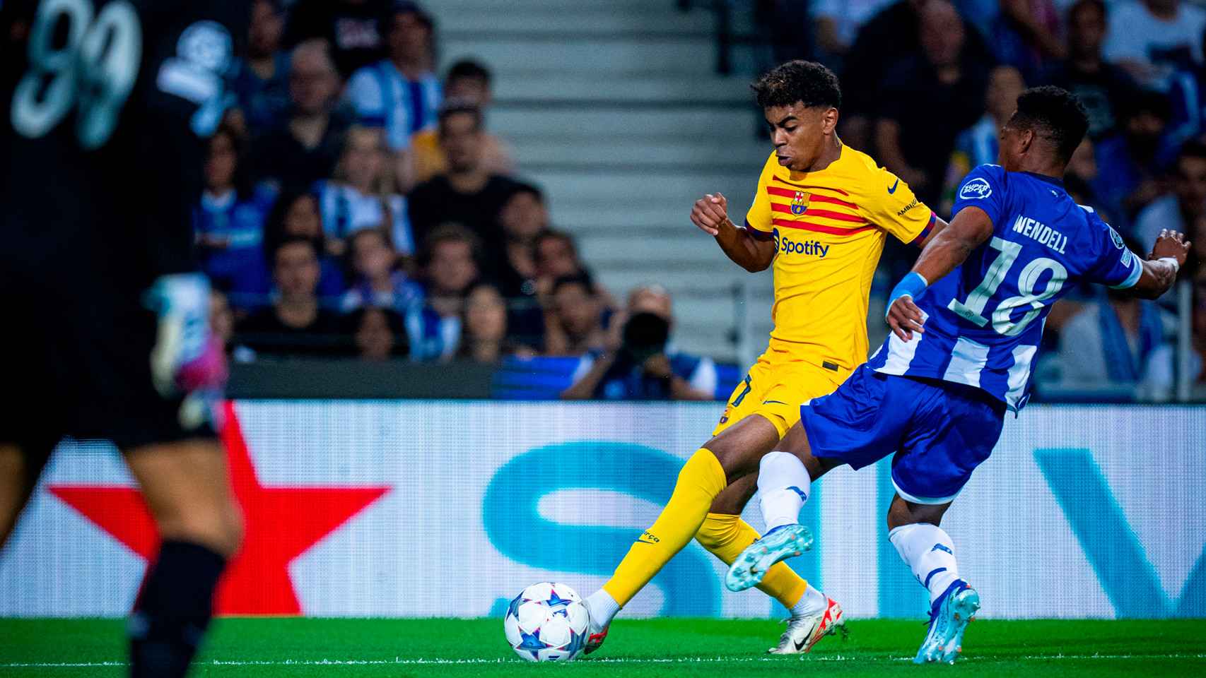 Lamine Yamal encara a Wendell en el Oporto-Barça