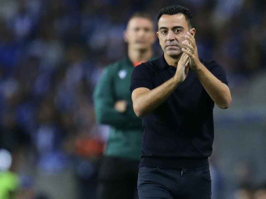 Xavi aplaude en Oporto