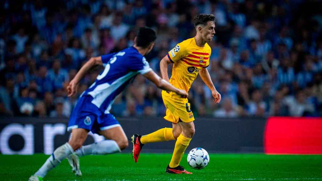 Gavi conduce el balón durante el partido en Do Dragao contra el Oporto