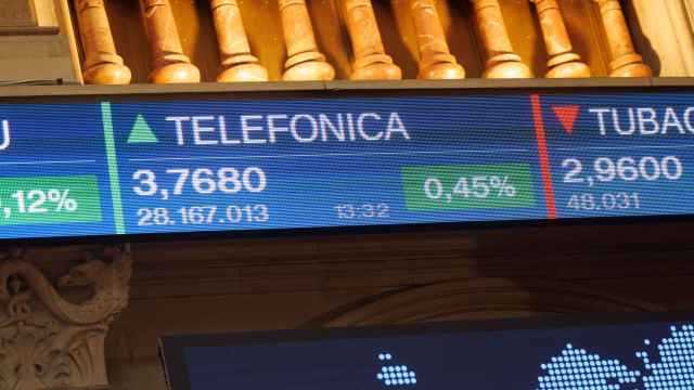 El precio de la acción de Telefónica, en las pantallas de la Bolsa de Madrid / EP