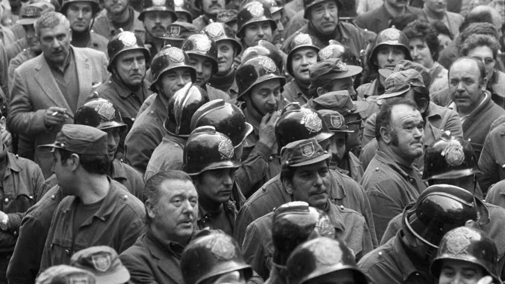 Manifestacion de bomberos y funcionarios del Ayuntamiento de Barcelona, 1976