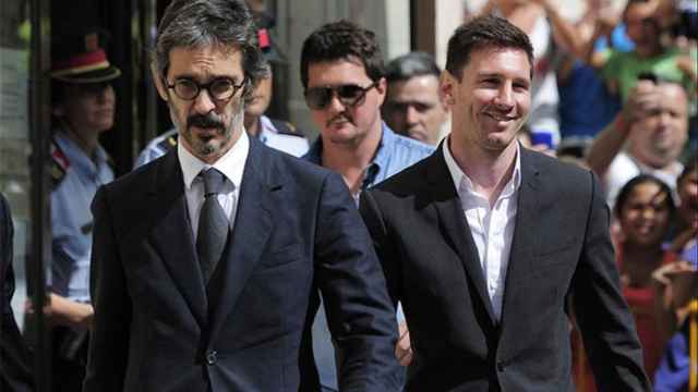 Cristóbal Martell acompaña a Leo Messi, respaldado por su hermano Rodrigo, en los juzgados de Gavà