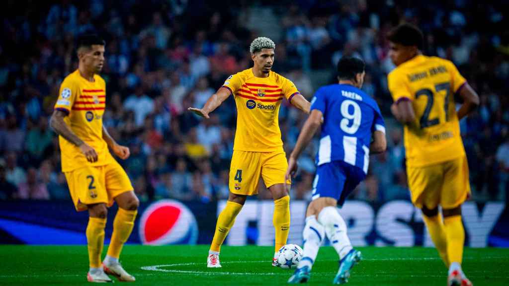 Araujo calma a sus compañeros durante el partido contra el Oporto