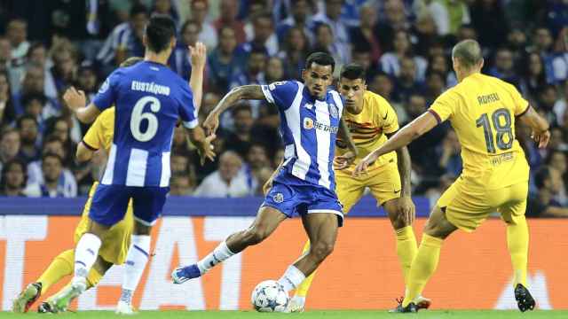 Oriol Romeu intenta frenar un ataque del Oporto