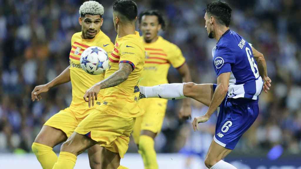 Ronald Araujo y Joao Cancelo defienden una acción contra el Oporto