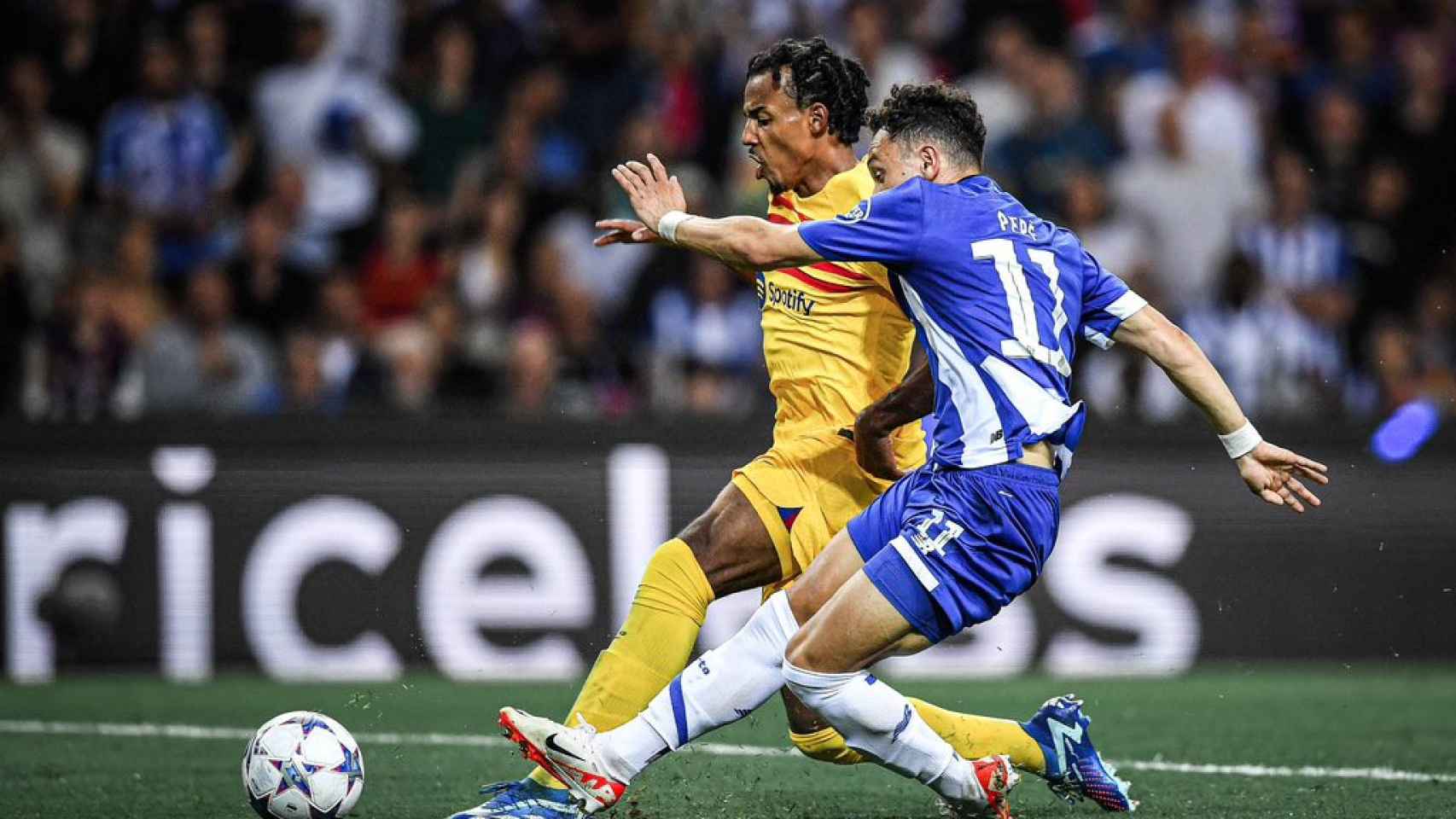 Jules Koundé salva un remate de Pepe en el Oporto-Barça