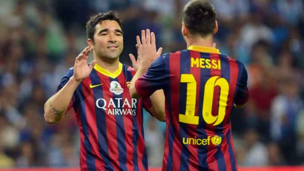 Deco y Messi, buenos amigos durante su etapa en el Barça, se abrazan en un partido de leyendas