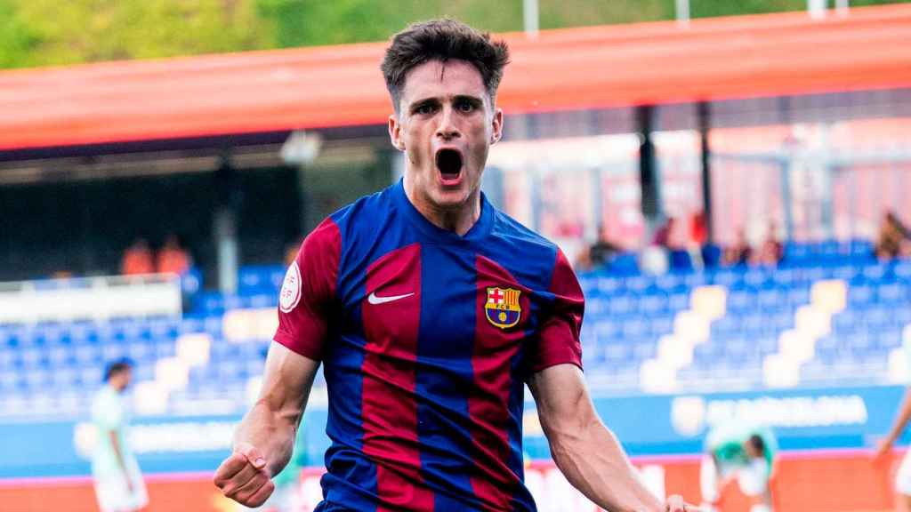 Pau Víctor festeja un gol con el Barça B de Rafa Márquez