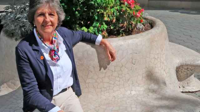 Elda Mata, presidenta de Societat Civil Catalana, en un banco del Paseo de Gracia de Barcelona, donde este domingo a mediodía se hará la manifestación contra la amnistía y la autodeterminación