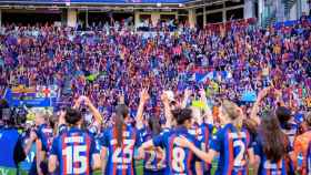 Las jugadoras del Barça Femenino, celebrando el título de Champions League con los aficionados