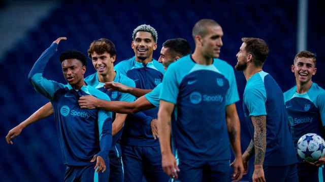 Los jugadores del Barça bromean con Alejandro Balde antes de un partido de Champions